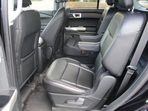 Used 2022 Ford Explorer XLT w/ Equipment Group 202A image 4