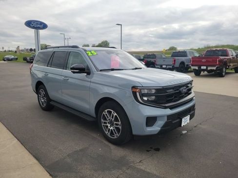 Used 2025 Ford Expedition Active AWD/4WD image 7