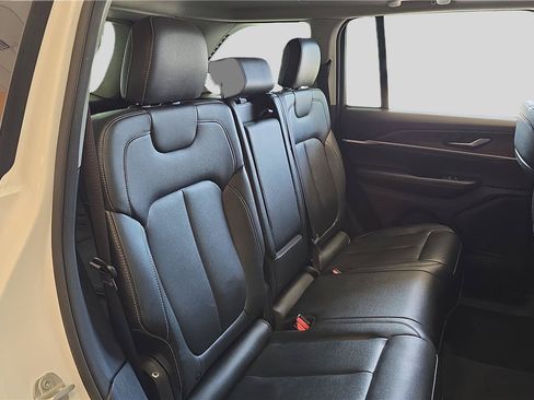 Used 2023 Jeep Grand Cherokee Limited AWD/4WD image 17