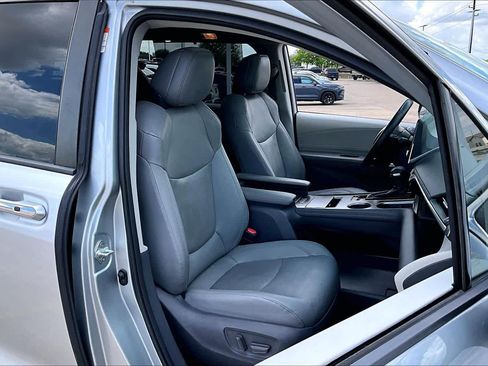Used 2021 Toyota Sienna Limited image 9