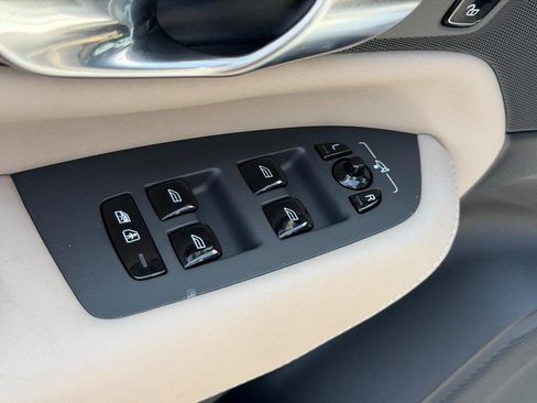 Used 2014 Toyota Camry SE w/ Moonroof Package FWD image 16