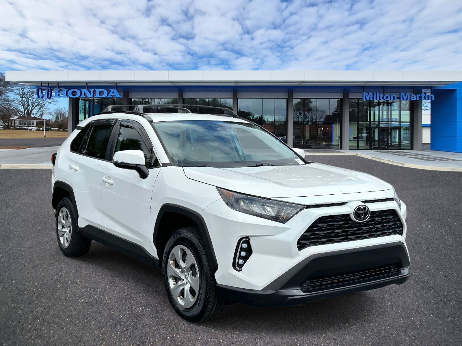 Used 2021 Toyota RAV4 LE FWD image 1