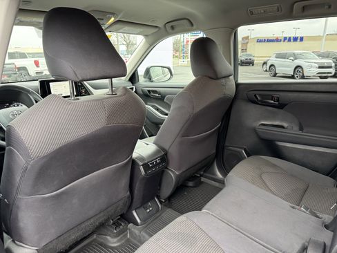 Used 2023 Toyota Highlander LE image 34