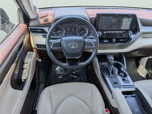 Used 2021 Toyota Highlander Limited image 4