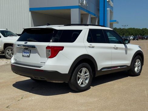 Used 2023 Ford Explorer XLT image 3