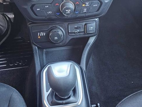 Used 2018 Jeep Renegade Latitude w/ Cold Weather Group image 10