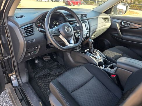 Used 2018 Nissan Rogue SV image 11