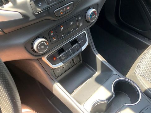 Used 2024 GMC Terrain SLE AWD/4WD image 17