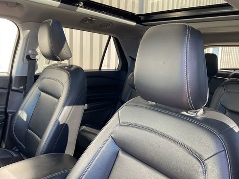 Used 2021 Ford Explorer XLT w/ Equipment Group 202A image 9