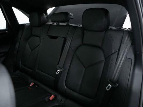 Certified 2025 Porsche Macan image 35