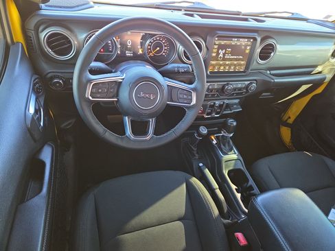 Used 2018 Jeep Wrangler Unlimited Sahara image 7