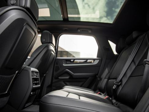 Certified 2026 Porsche Cayenne AWD/4WD image 33