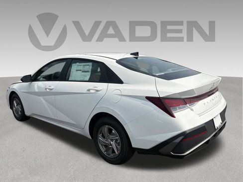 New 2026 Hyundai Elantra SE FWD image 2
