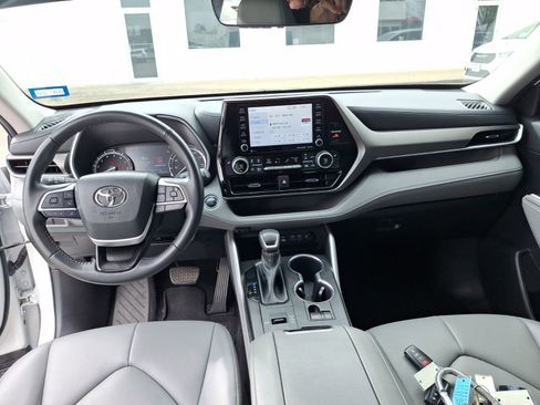 Used 2022 Toyota Highlander XLE image 19
