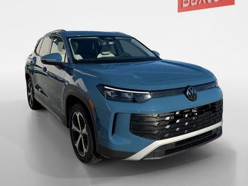 New 2025 Volkswagen Tiguan SE image 1