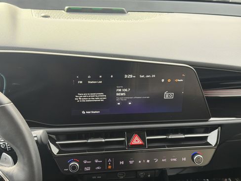 Used 2024 Kia Niro SX Touring image 16