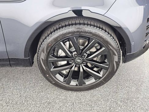 New 2026 Land Rover Discovery Dynamic SE image 9