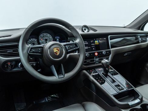 Certified 2026 Porsche Macan AWD/4WD image 4