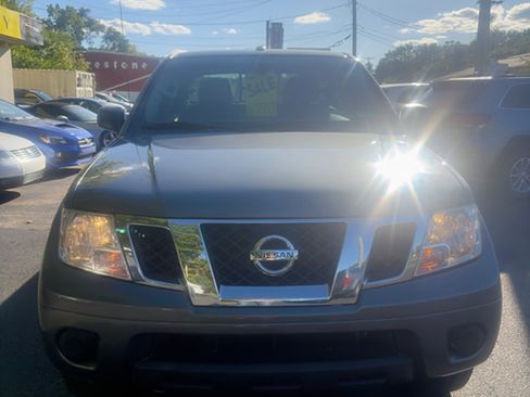 Used 2018 Nissan Frontier SV AWD/4WD image 2