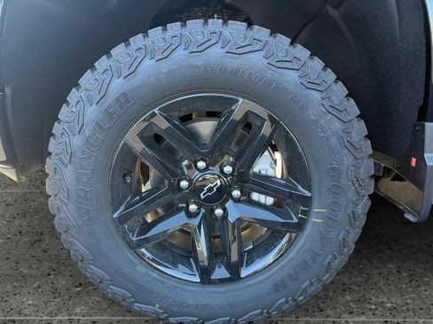 New 2026 Chevrolet Silverado 1500 Custom Trail Boss w/ LPO, Dark Essentials Package AWD/4WD image 12