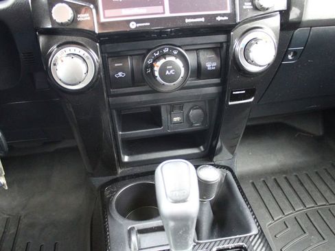 Used 2020 Toyota 4Runner TRD Off-Road AWD/4WD image 39