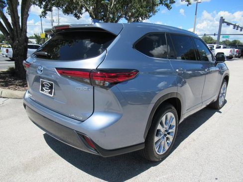 Used 2023 Toyota Highlander Limited FWD image 8