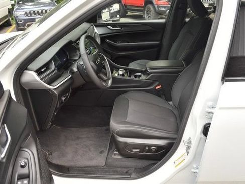 Used 2024 Jeep Grand Cherokee Laredo X w/ Luxury Tech Group I AWD/4WD image 17