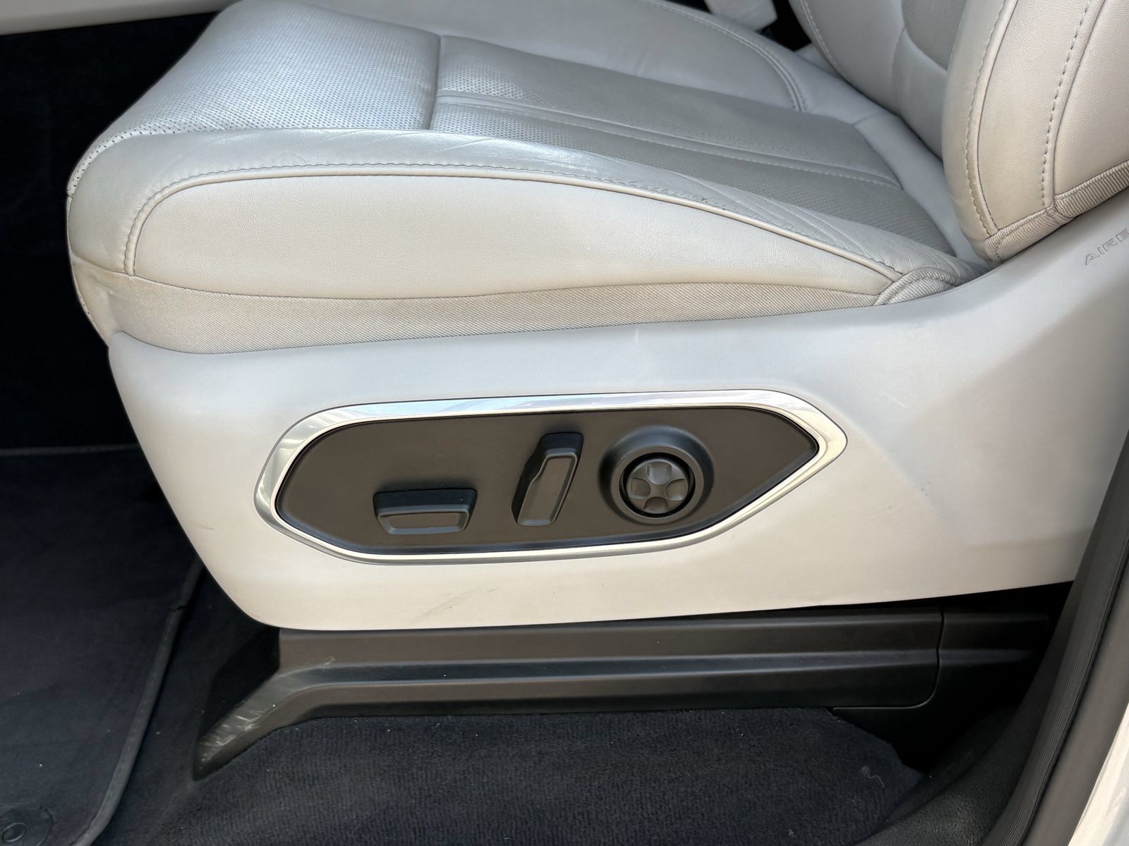 Used 2024 Jeep Wagoneer Series II w/ Flexible Seating Group RWD image 26