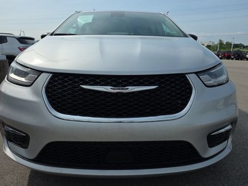 Used 2024 Chrysler Pacifica Touring-L FWD image 2