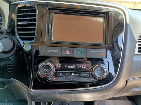 Used 2018 Mitsubishi Outlander ES image 29