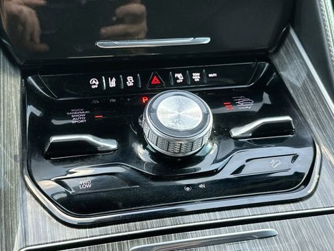 Used 2022 Jeep Wagoneer Series III w/ Flexible Seating Group AWD/4WD image 20