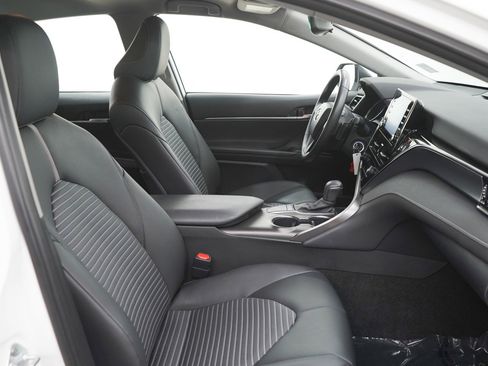 Used 2023 Toyota Camry SE image 11