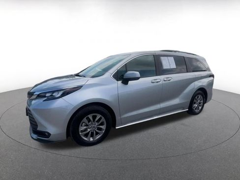 Used 2025 Toyota Sienna XLE FWD image 6