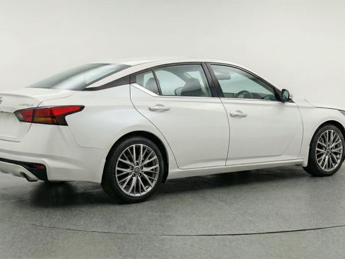 Used 2025 Nissan Altima 2.5 SV FWD image 9