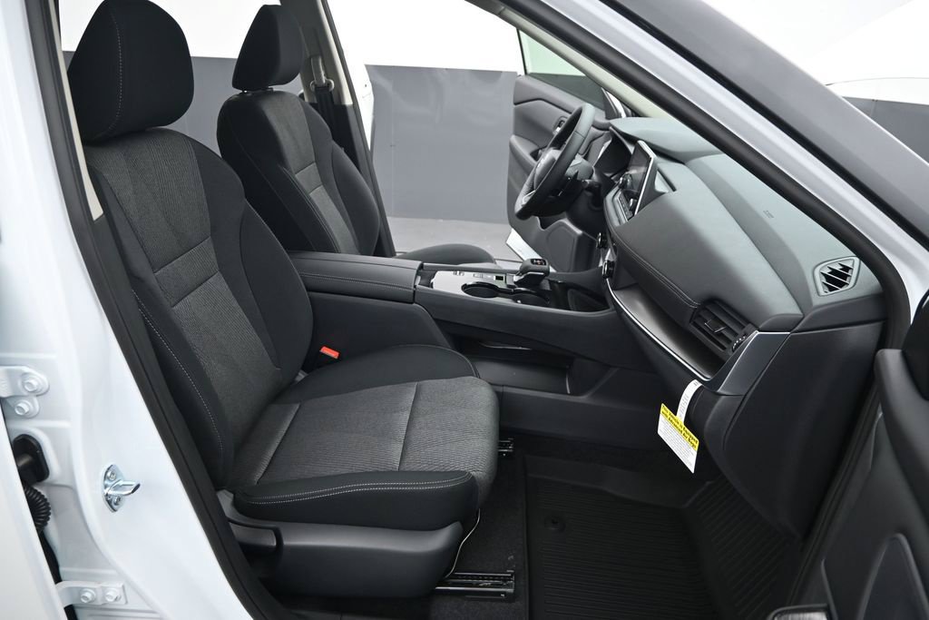 Certified 2026 Nissan Rogue SV FWD image 28