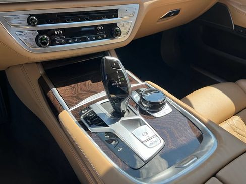 Used 2020 BMW 750i xDrive w/ Executive Package AWD/4WD image 38