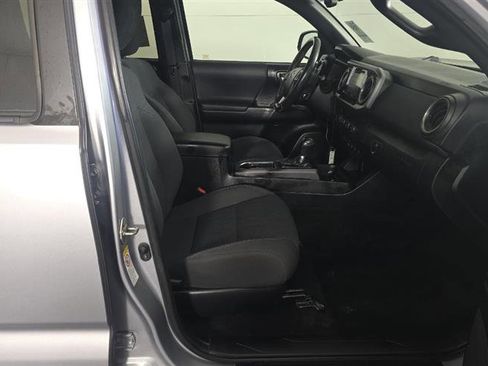 Used 2019 Toyota Tacoma TRD Off-Road w/ Technology Package AWD/4WD image 5