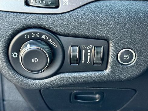 Used 2019 Jeep Cherokee Limited FWD image 35