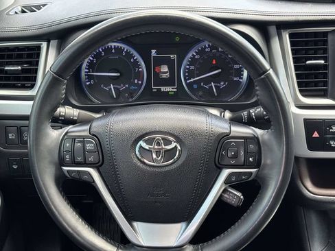 Used 2019 Toyota Highlander XLE FWD image 27