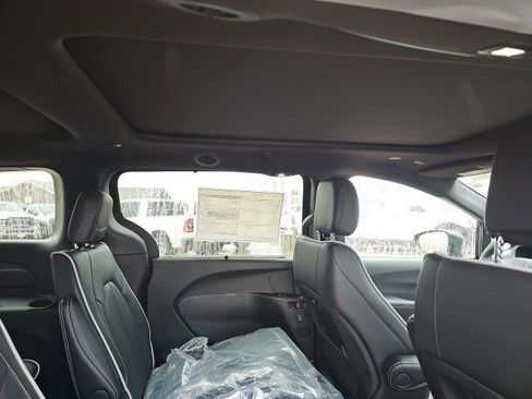 New 2026 Chrysler Pacifica Limited image 18