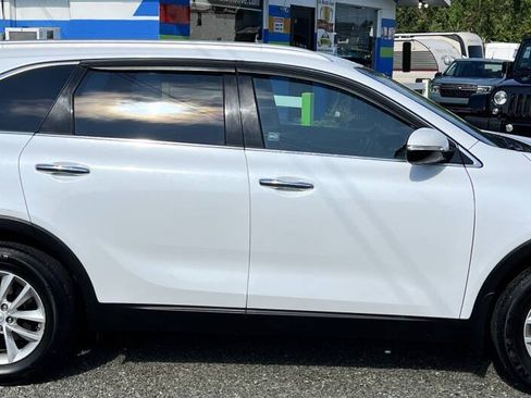Used 2017 Kia Sorento FWD image 4