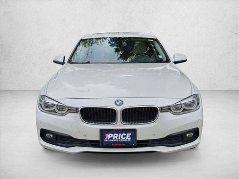 Used 2018 BMW 320i Sedan w/ Premium Package image 2