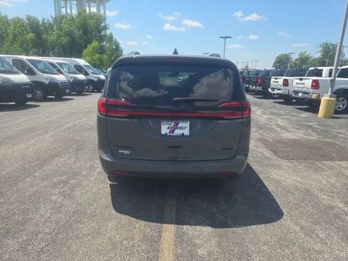 Used 2024 Chrysler Pacifica Limited FWD image 10