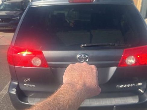 Used 2010 Toyota Sienna XLE image 10