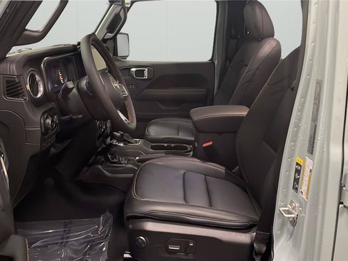 Used 2024 Jeep Wrangler Unlimited Sahara w/ Technology Group AWD/4WD image 9