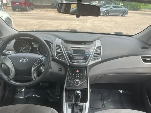 Used 2014 Hyundai Elantra SE FWD image 23