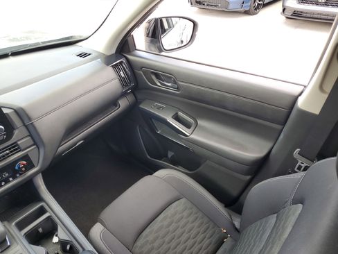 Used 2024 Nissan Pathfinder S image 19