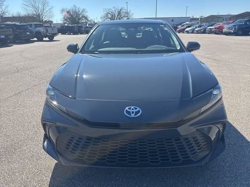 Used 2025 Toyota Camry SE image 8