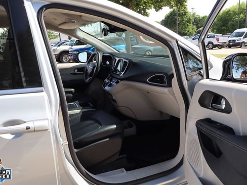Used 2024 Chrysler Pacifica Touring-L FWD image 29