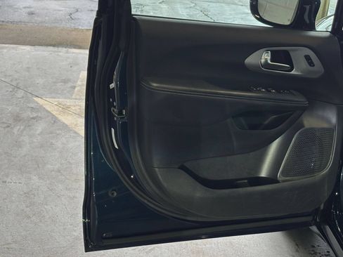 Used 2025 Chrysler Pacifica Limited FWD image 18